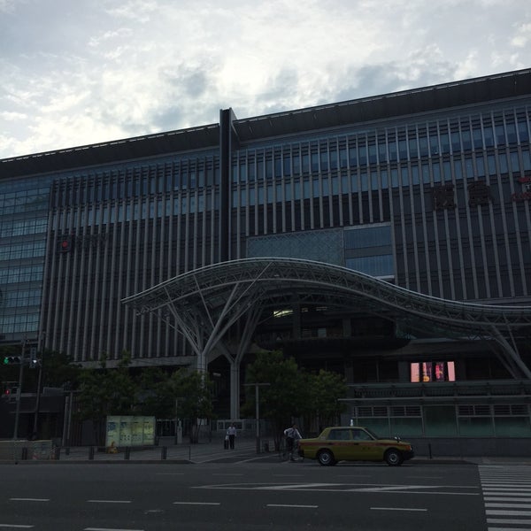 รูปภาพถ่ายที่ Hakata Station โดย ２０１５ 響. เมื่อ 6/1/2015
