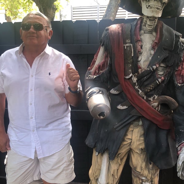 Photo taken at The Pirate Republic Seafood &amp; Grill by Estefanía Y. on 4/7/2019