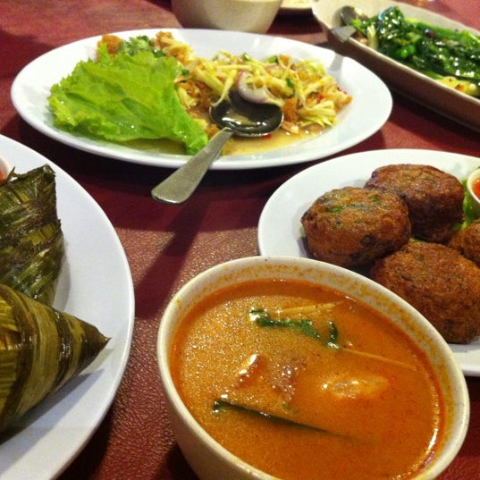 9/15/2012 tarihinde Sharon H.ziyaretçi tarafından Chokdee Thai Cuisine'de çekilen fotoğraf