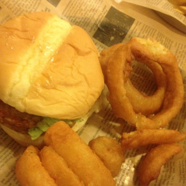 Foto diambil di Jake&#39;s Wayback Burgers oleh Jody F. pada 1/18/2013