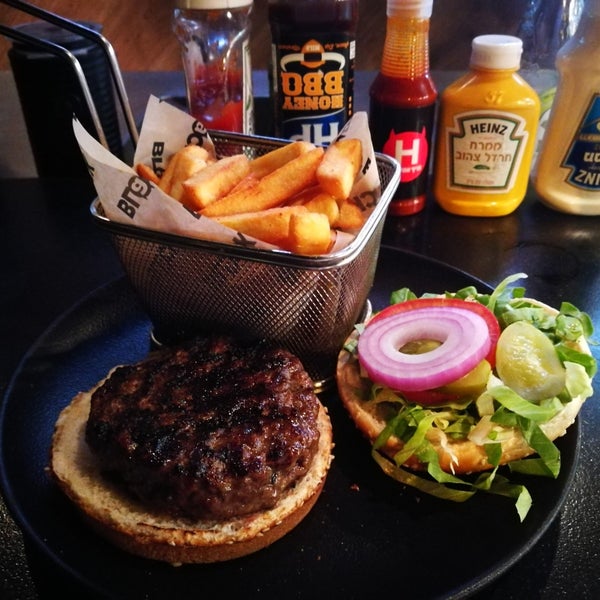 Foto scattata a Black Bar &#39;n&#39; Burger da אבי כ. il 6/23/2019