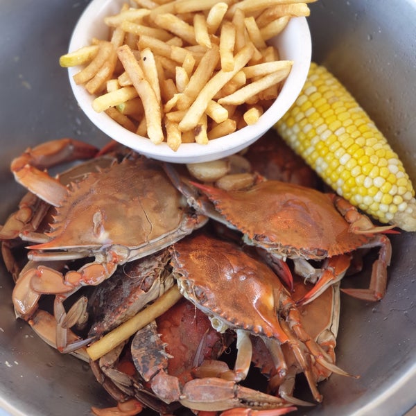 Снимок сделан в Clemente&#39;s Maryland Crab House пользователем Olga S. 10/14/2019