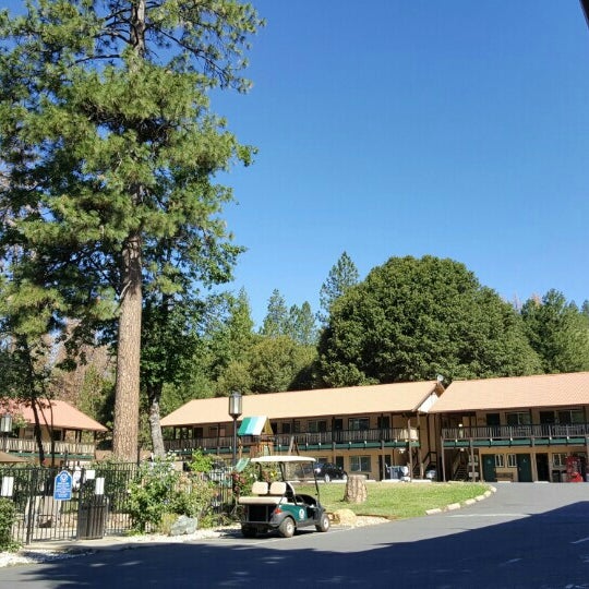 Foto diambil di Yosemite Westgate Lodge oleh Olga S. pada 6/24/2016