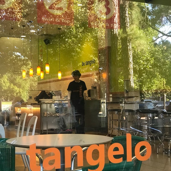 Foto diambil di Tangelo Frozen Yogurt oleh Ryan L. pada 9/1/2018