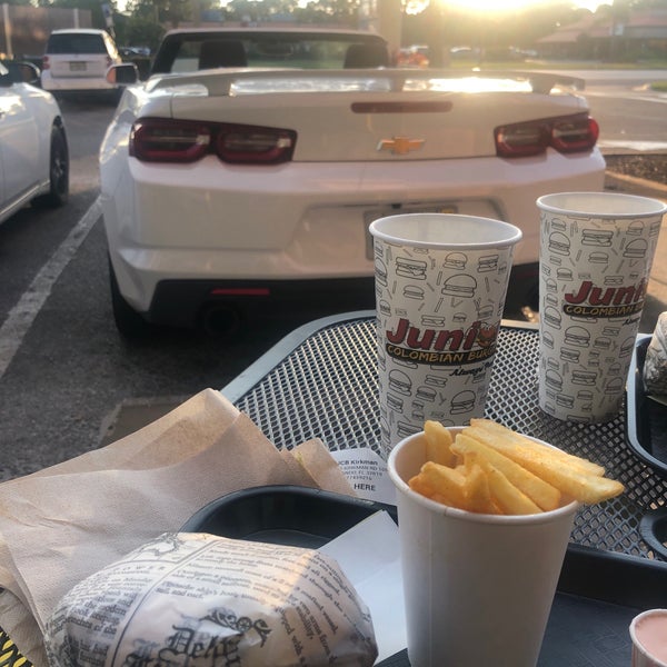 5/31/2019にErto S.がJunior Colombian Burger - South Kirkman Roadで撮った写真