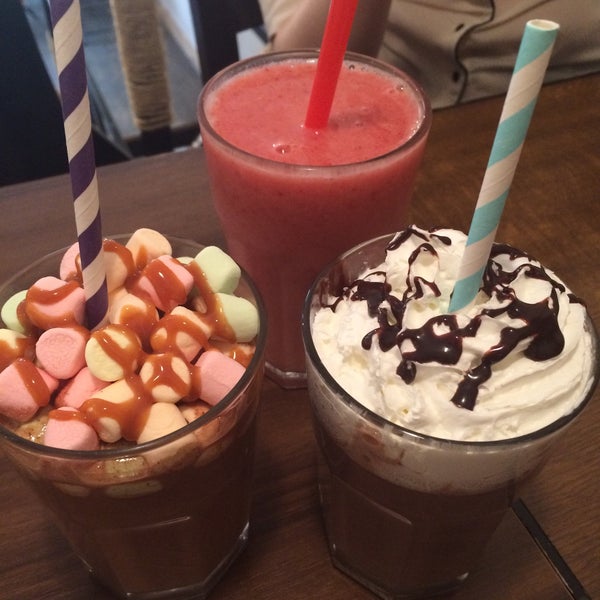 Снимок сделан в Ahoy! Hot &amp; Iced Chocolate, Lemonade, Waffle, Smoothie пользователем Domii B. 6/24/2015