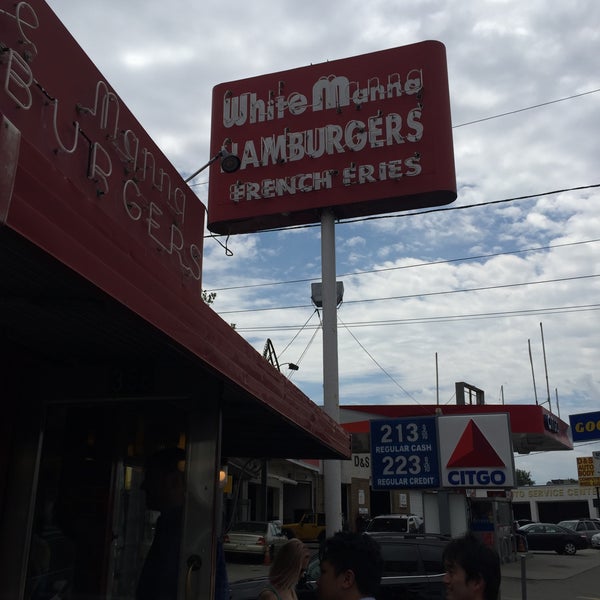 Foto diambil di White Manna Hamburgers oleh William C. pada 6/21/2017