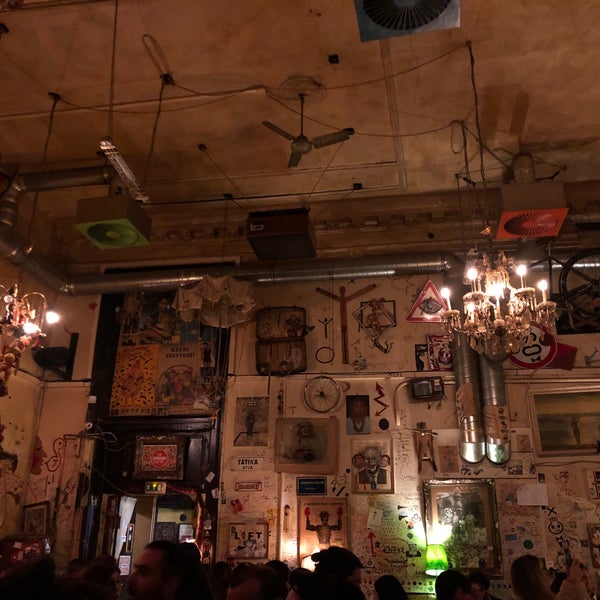 รูปภาพถ่ายที่ Csendes Vintage Bar &amp; Cafe โดย Kate L. เมื่อ 1/19/2020