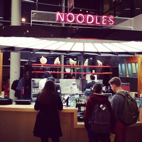 รูปภาพถ่ายที่ Noodle Bar โดย John Chang Young K. เมื่อ 2/28/2014