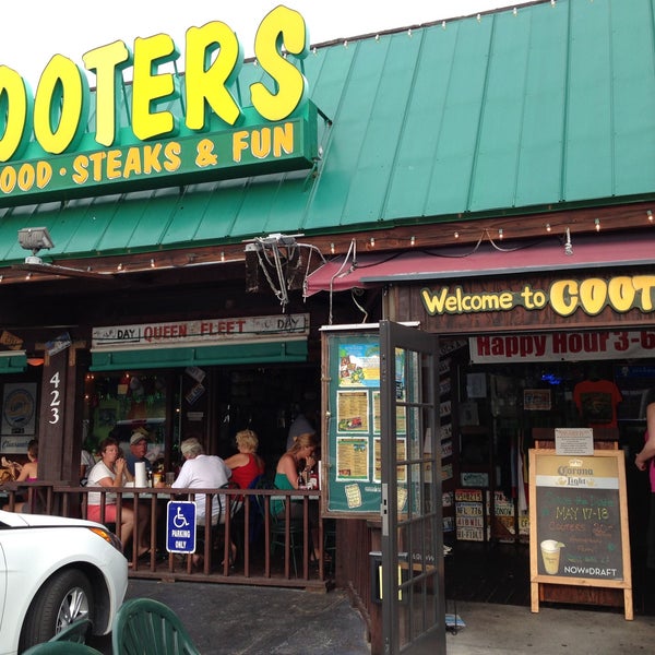 4/14/2013 tarihinde Manuel W.ziyaretçi tarafından Cooters Restaurant &amp; Bar'de çekilen fotoğraf