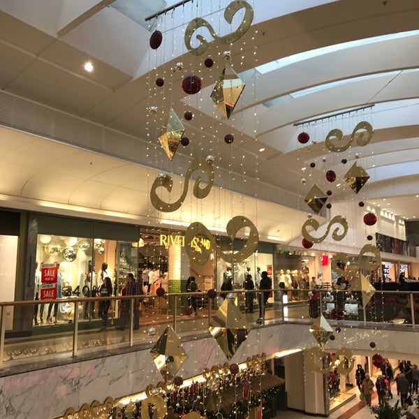 รูปภาพถ่ายที่ Brent Cross Shopping Centre โดย Pelin A. เมื่อ 12/22/2016