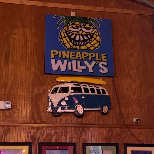 รูปภาพถ่ายที่ Pineapple Willy&#39;s โดย Michael B. เมื่อ 6/23/2019