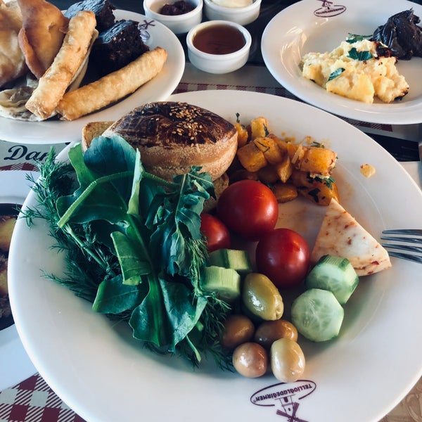 Das Foto wurde bei Tellioğlu Değirmen Cafe &amp; Restaurant von Gökhan K. am 11/2/2019 aufgenommen
