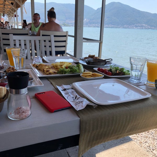 Foto diambil di Denizatı Restaurant &amp; Bar oleh 🔱⚜️ єяѕιи є. pada 8/31/2020