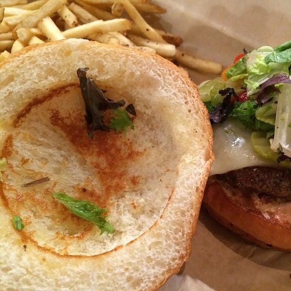 Foto tirada no(a) Dugg Burger por Oh Hey Dallas em 3/6/2015