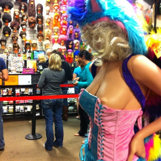 10/23/2012에 Dj K.님이 HalloweenMart - Your Year Round Costume and Prop Shop!에서 찍은 사진
