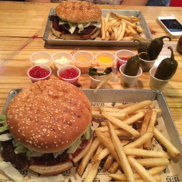 Foto tirada no(a) Patata&#39;s Burger por Abigail B. em 4/9/2016