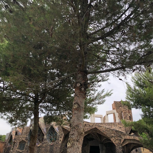 7/16/2018 tarihinde Laura O.ziyaretçi tarafından Cripta Gaudí'de çekilen fotoğraf