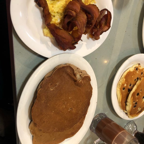 Photo taken at Tom&#39;s Restaurant by Laura O. on 11/3/2019