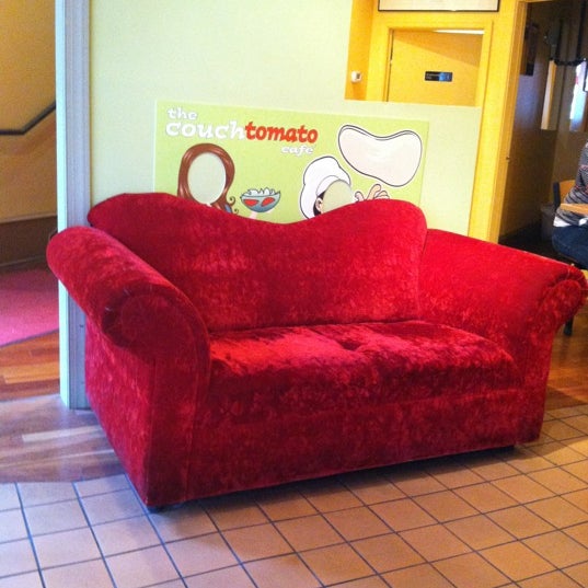 Снимок сделан в The Couch Tomato Café пользователем Sonny C. 10/12/2012