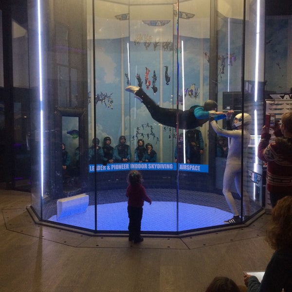 1/4/2017 tarihinde Rosalie L.ziyaretçi tarafından Airspace Indoor Skydiving'de çekilen fotoğraf