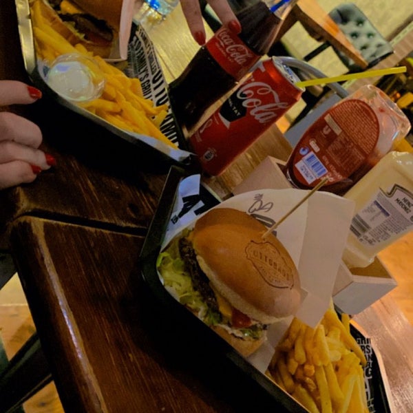Foto tirada no(a) Ottobros Burger &amp; Cafe por Esra . em 11/28/2022