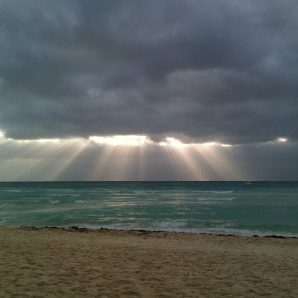 รูปภาพถ่ายที่ Coco Maya Beach &amp; Night Club โดย Emanuel B. เมื่อ 12/30/2012