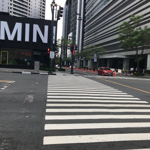 Нью йорк пешеходная улица. Global place. Global place. Taguig city. Гуйянский международный финансовый центр.