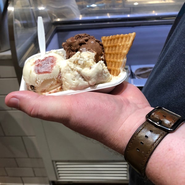รูปภาพถ่ายที่ Jeni&#39;s Splendid Ice Creams โดย Mark เมื่อ 9/3/2018