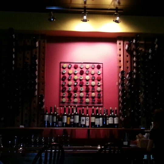 Foto scattata a d&#39;Vine Wine Bar and Bistro da Krysta C. il 11/14/2012
