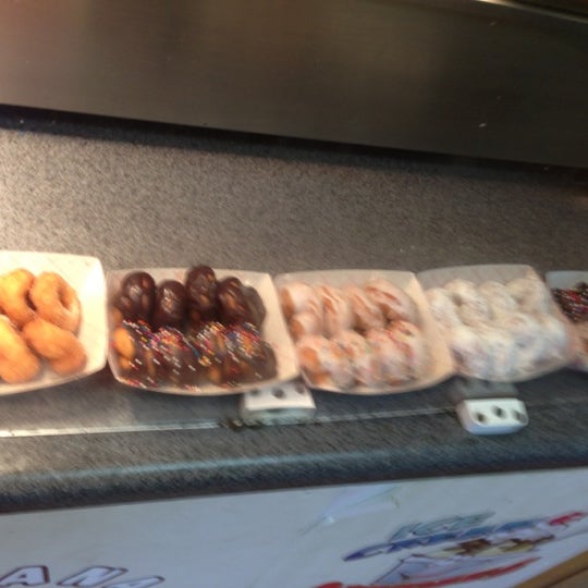 รูปภาพถ่ายที่ Danny&#39;s Mini Donuts โดย Gal R. เมื่อ 11/26/2012
