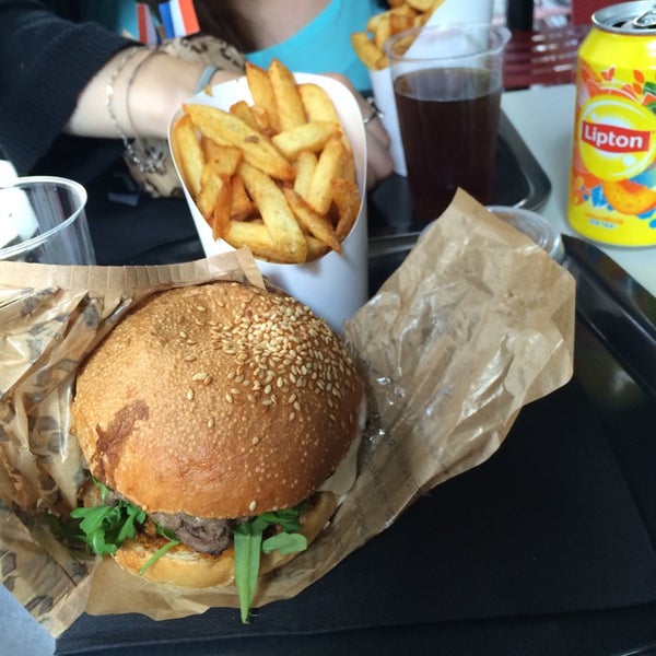 Les meilleurs burgers de Lyon ! Le "burger du marché" est à chaque fois parfait.
