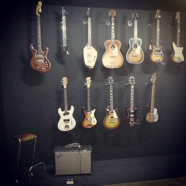 Photo taken at Headbanger rare guitars by Diego V. on 9/7/2013