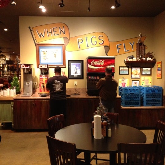 รูปภาพถ่ายที่ Whole Hog Cafe North Little Rock &amp; Catering โดย John V. เมื่อ 11/15/2012
