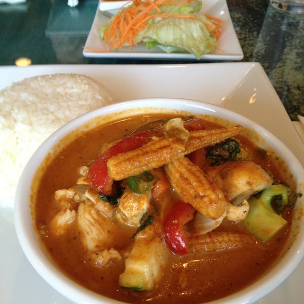 Снимок сделан в Thai Thai Restaurant пользователем Jennifer J. 1/3/2013