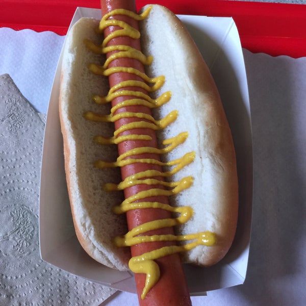 รูปภาพถ่ายที่ Pink&#39;s Hot Dogs โดย Jimmy L. เมื่อ 11/8/2015