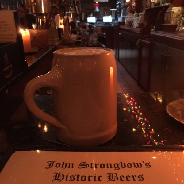 Foto tirada no(a) John Strongbow&#39;s Tavern por Jason R. em 3/15/2015
