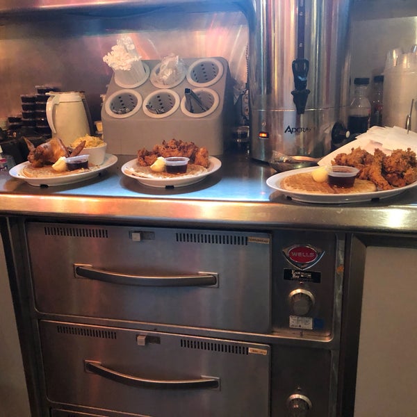 Foto tirada no(a) Home of Chicken and Waffles por Will I. em 11/3/2018