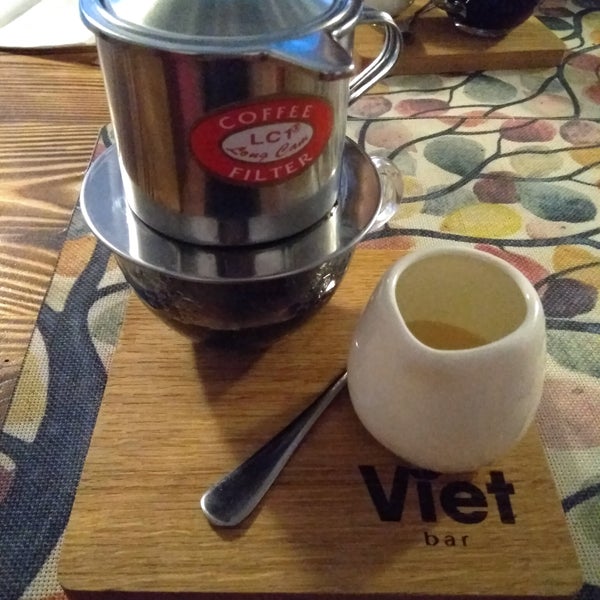Ну і на закінчення нам принесли справжню в'єтнамську каву з згущеним молоком що дуже гарно підходе ніжному кокосовому десерту.