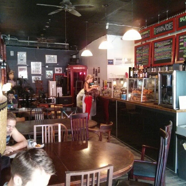 6/22/2013 tarihinde Joshua B.ziyaretçi tarafından Ange Noir Cafe'de çekilen fotoğraf