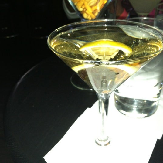 Foto scattata a Marty&#39;s Martini Bar da Christopher P. il 10/8/2012