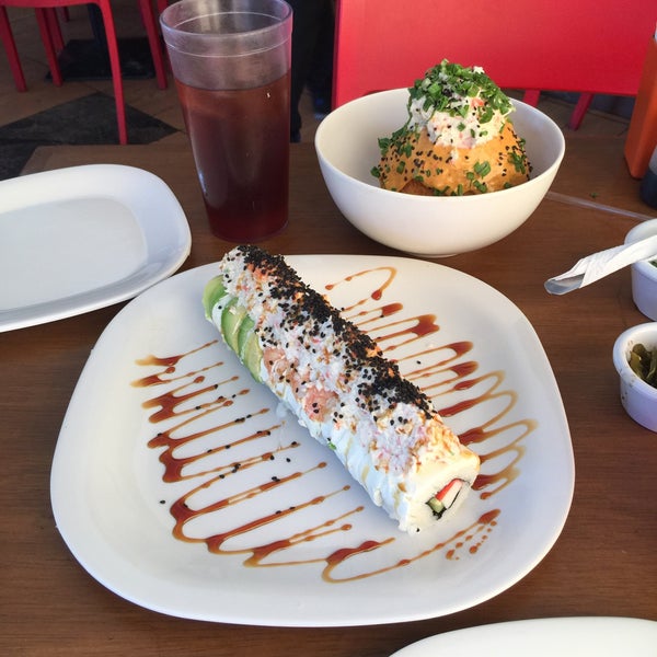 Photo taken at The Sushi &amp; Salads, Co. by Denisse B. on 5/5/2015