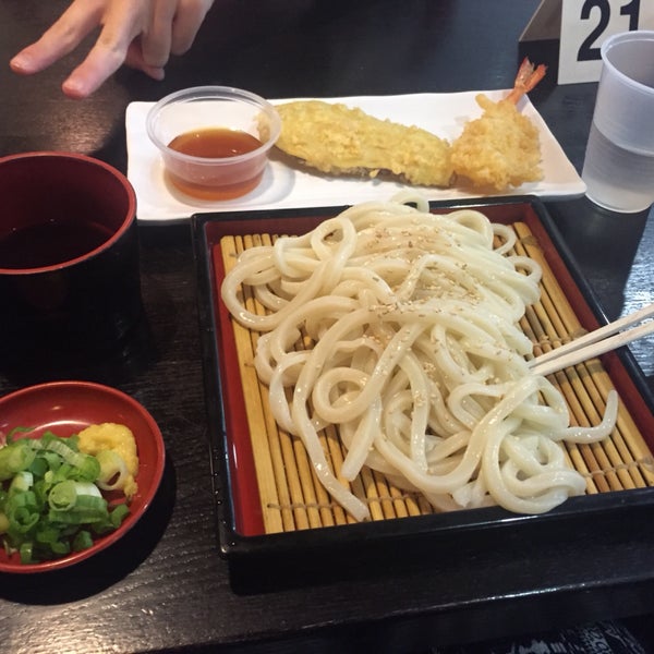 Delicious zaru udon and fresh tempura!