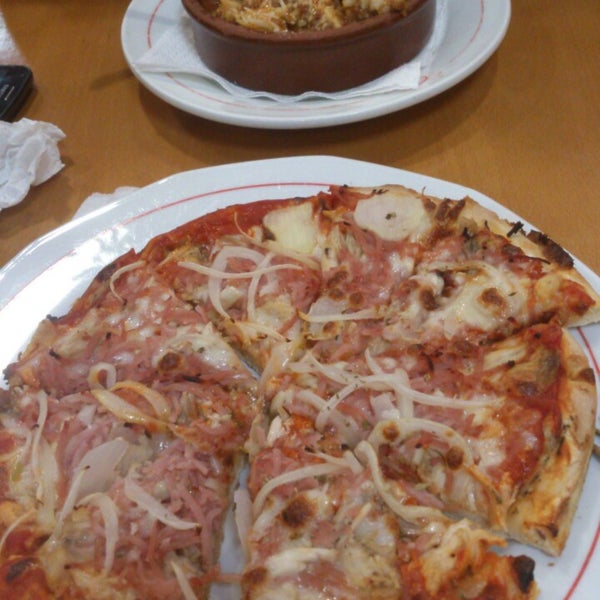 Photo taken at Pizzeria Restaurante Tío Miguel by Jose M. on 10/3/2014
