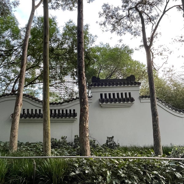 Foto diambil di Chinese Garden of Friendship oleh Bojung N. pada 10/26/2022