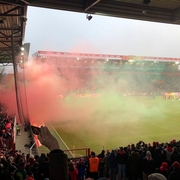 รูปภาพถ่ายที่ Stadion An der Alten Försterei โดย Navid เมื่อ 1/25/2020