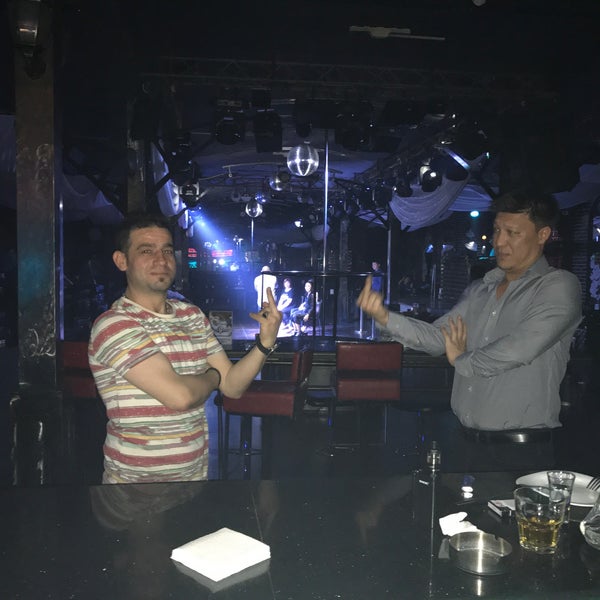4/27/2017にRiwayvıl İ.がRetro Metro Night Clubで撮った写真