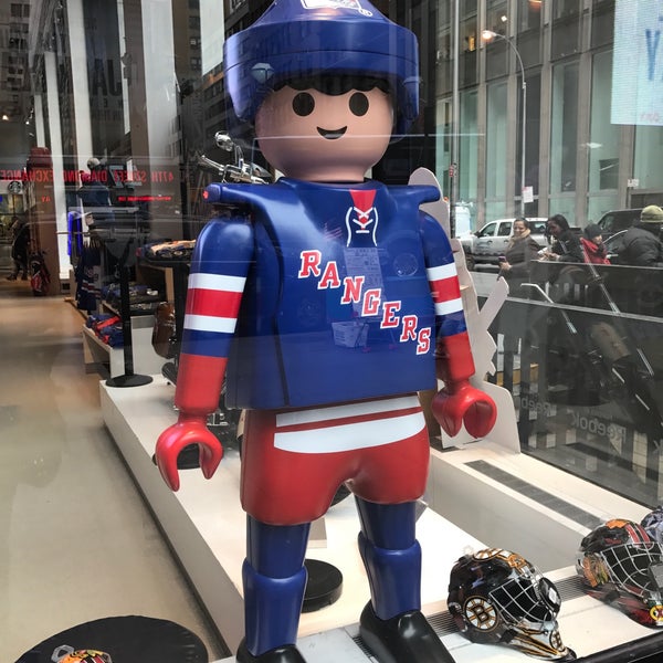 Снимок сделан в NHL Store NYC пользователем Stephanie H. 10/26/2016