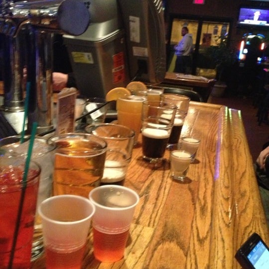 Foto scattata a Bottoms Up Bar &amp; Grill da Elyce il 11/21/2012