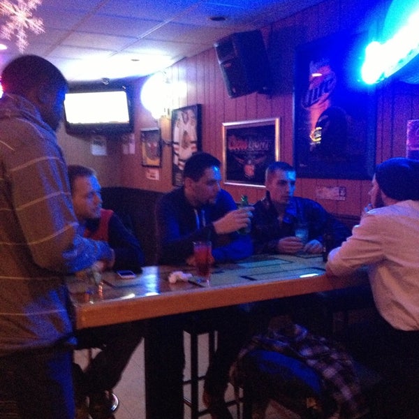 Foto diambil di Bottoms Up Bar &amp; Grill oleh Elyce pada 12/25/2012